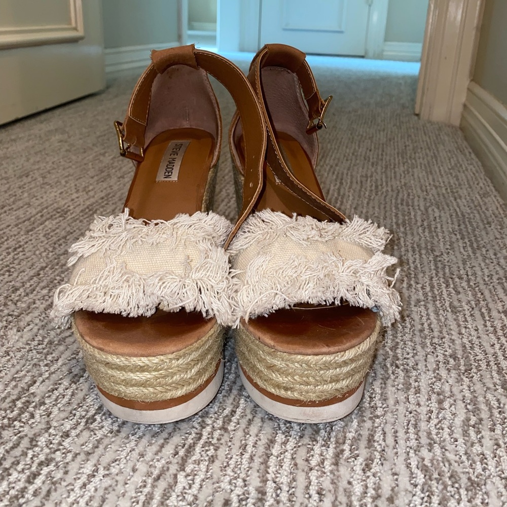 Worn once. Steve Madden ruffle wedge.